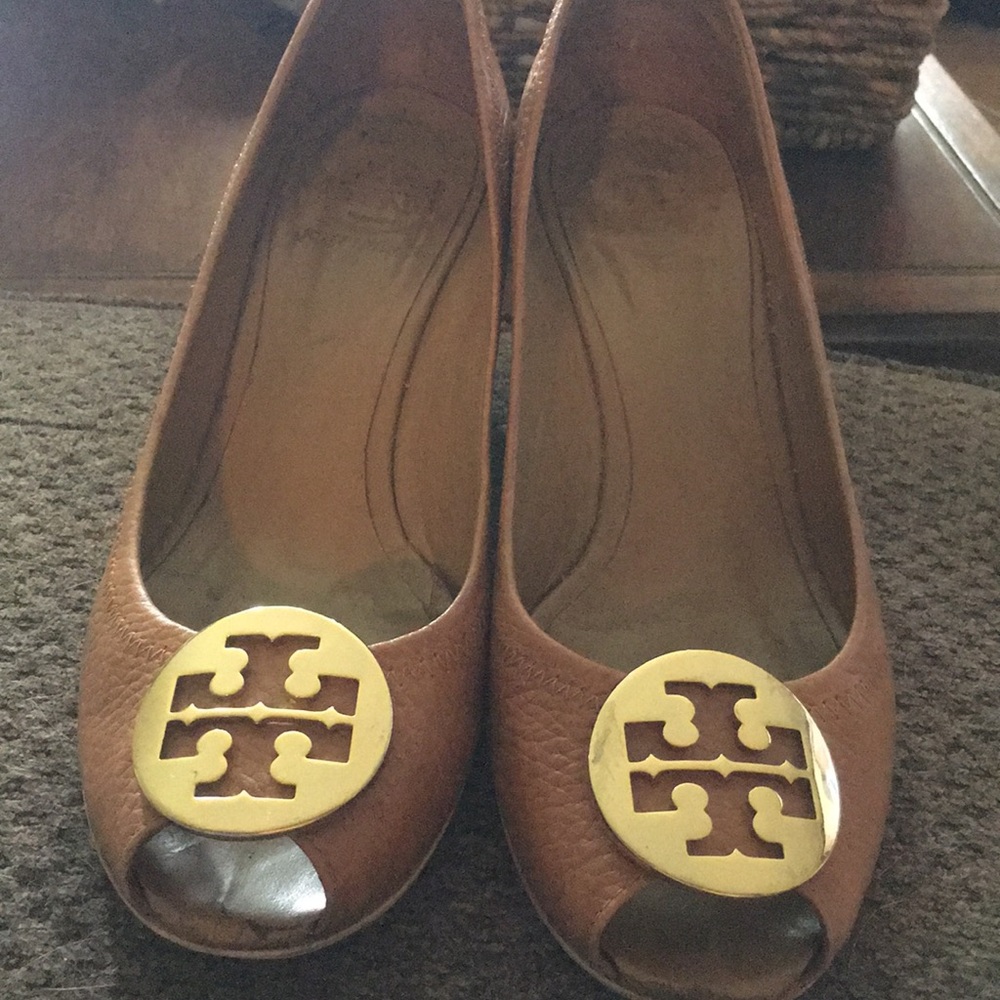 Tory Burch Selma nude wedges w gold logo size 8.5